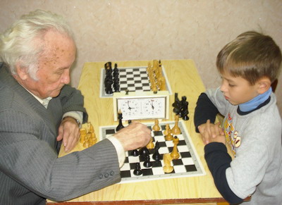 Шахматисты-профессионалы города Шумерля передают опыт делающим первые шаги на чёрно-белых полях